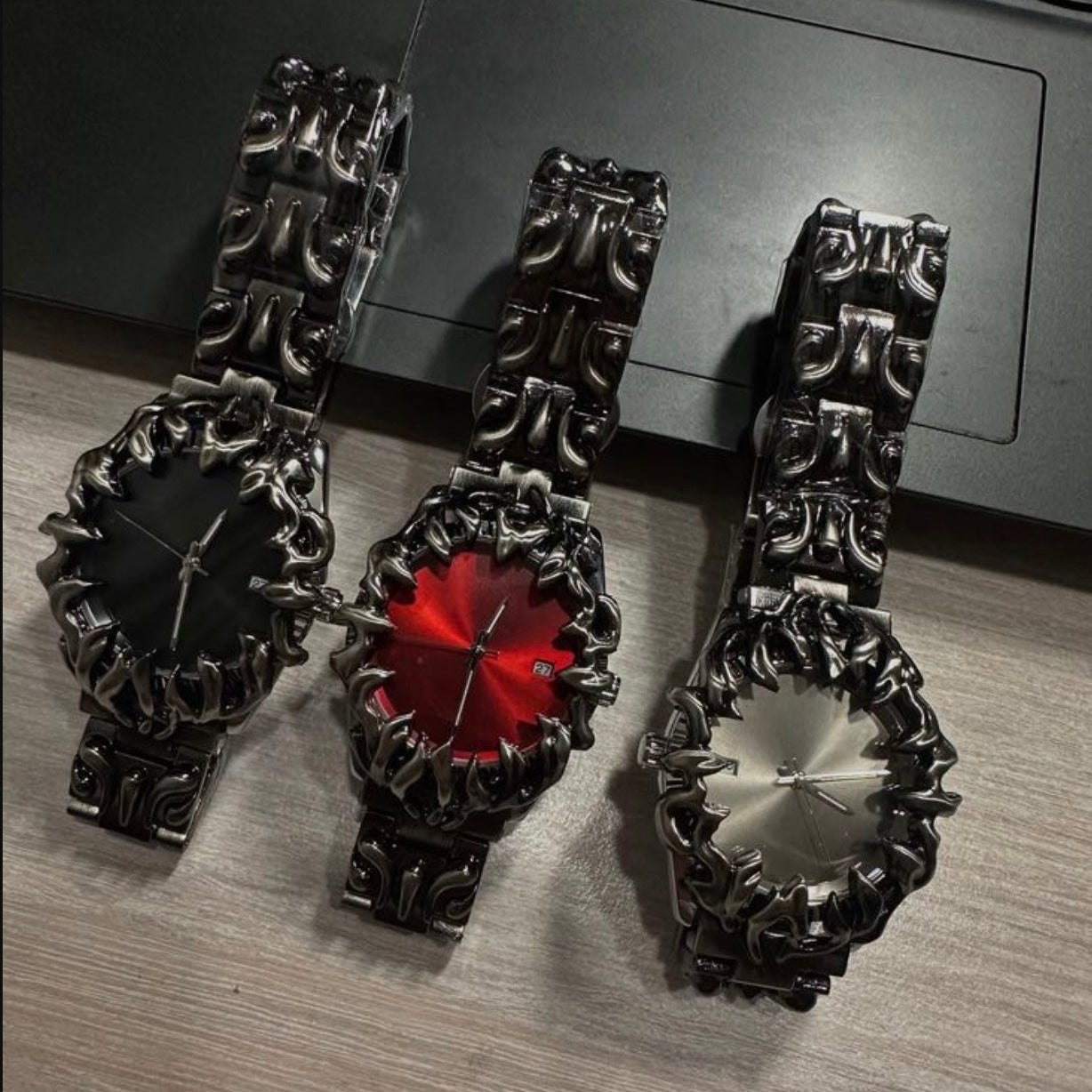 gothic/ venom watch - 60%off / daezy home